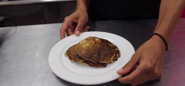 Healthy, grain-free banana pancakes